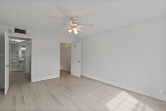 8005 Lake Dr in Doral, FL - Building Photo - Building Photo