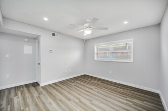 Greenbriar Apartments in Tampa, FL - Building Photo - Building Photo