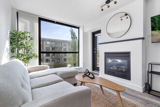 124 W 1st St in North Vancouver, BC - Building Photo - Building Photo