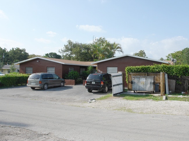 1210 SW 26th St in Fort Lauderdale, FL - Foto de edificio - Building Photo