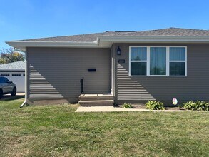 2324 Victoria Dr SW-Unit -2326 in Cedar Rapids, IA - Building Photo - Building Photo