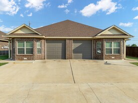 301 W Panther Way, Unit 304 in Hewitt, TX - Building Photo