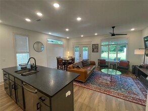 606 W Maple St in Rogers, AR - Building Photo - Building Photo
