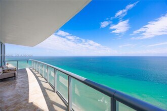 17001 Collins Ave in Sunny Isles Beach, FL - Foto de edificio - Building Photo