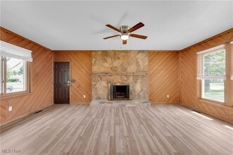 1021 Larchview Dr in Painesville, OH - Building Photo - Building Photo