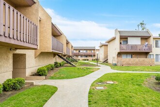 Village Meadows in Santa Ana, CA - Foto de edificio - Building Photo