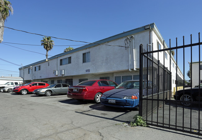 6889 N Long Beach Blvd in Long Beach, CA - Foto de edificio - Building Photo