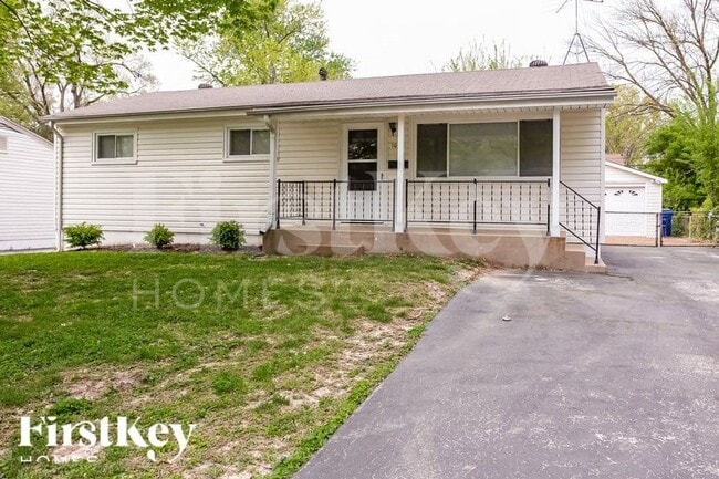 1095 Ozment Dr, Unit 323 in Florissant, MO - Building Photo - Building Photo