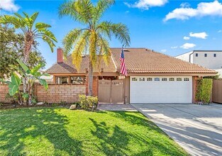 16293 Wayfarer Ln in Huntington Beach, CA - Foto de edificio - Building Photo