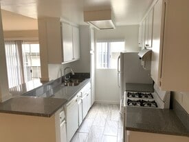 11825 Courtleigh Dr in Los Angeles, CA - Building Photo