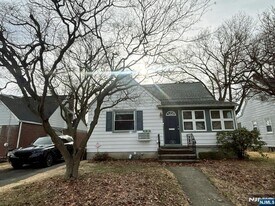 904 5th St in Fair Lawn, NJ - Building Photo