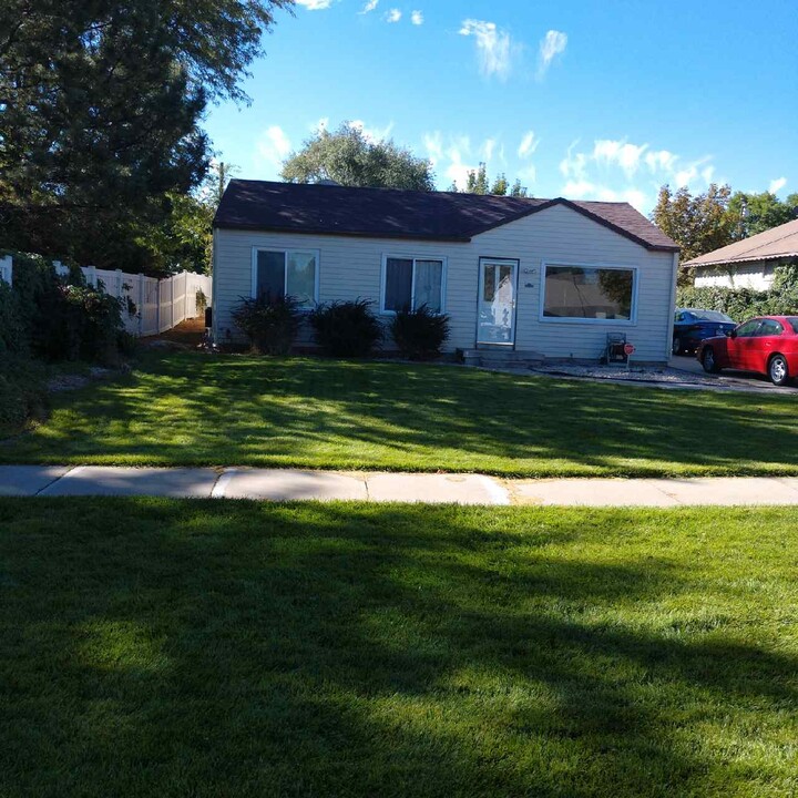 21 W Apple St in Grantsville, UT - Building Photo