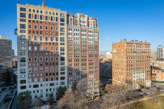 2440 N Lakeview Ave in Chicago, IL - Foto de edificio - Building Photo