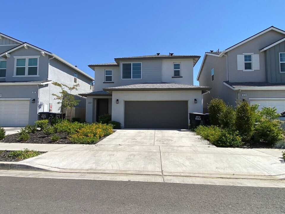1005 W Sedona Ave in Visalia, CA - Building Photo