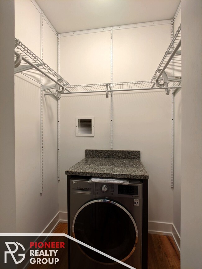 908 W George St, Unit DD3 in Chicago, IL - Building Photo - Building Photo