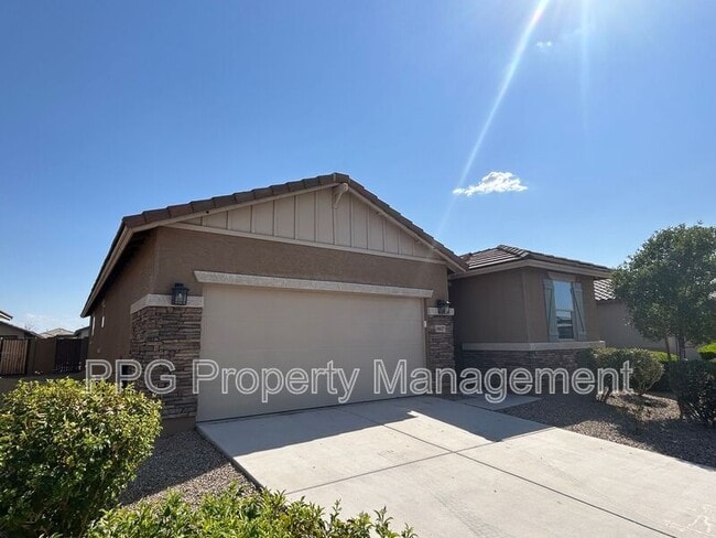 18027 W Tina Ln in Surprise, AZ - Building Photo - Building Photo