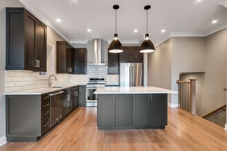 2327 N Southport Ave, Unit 1S in Chicago, IL - Building Photo - Building Photo