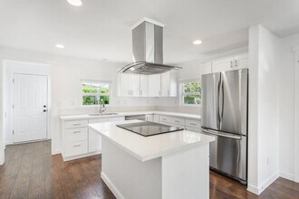 9232 SE Harrison St in Portland, OR - Building Photo - Building Photo