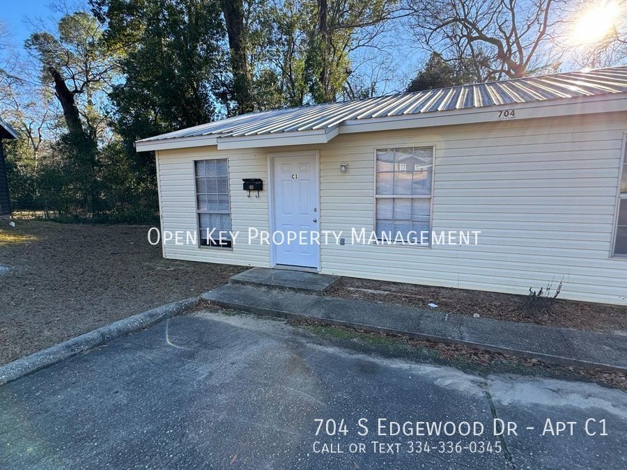 704 S Edgewood Dr in Dothan, AL - Building Photo