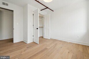 901 King St in Alexandria, VA - Building Photo