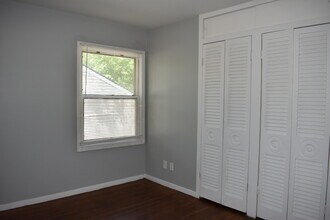 324 Cameron Rd in St. Louis, MO - Foto de edificio - Building Photo