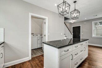 27 Irving Pl in Oyster Bay, NY - Building Photo - Building Photo
