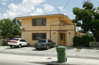 261 NW 57th Ave in Miami, FL - Foto de edificio - Building Photo