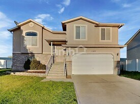 1977 Fremont Crest Ave in Syracuse, UT - Building Photo