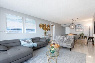 18031 Biscayne Blvd in Aventura, FL - Building Photo - Building Photo