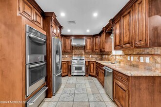 455 W Lincoln Ave in Oakhurst, NJ - Foto de edificio - Building Photo