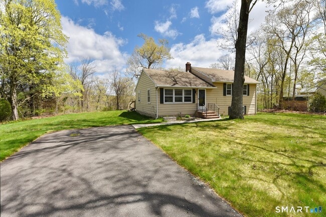 18 Old Young St in East Hampton, CT - Building Photo - Building Photo