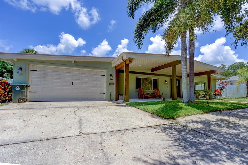 215 Garden Cir in Belleair, FL - Building Photo