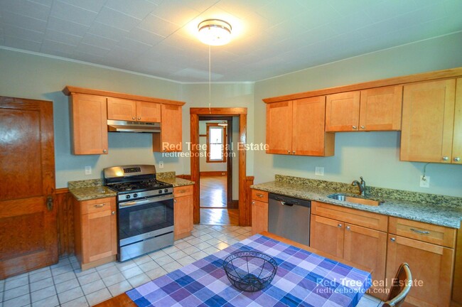 11 Parkton Rd, Unit 2 in Boston, MA - Foto de edificio - Building Photo