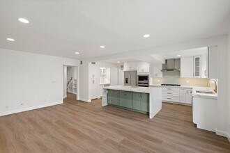 20152 Redlands Dr in Newport Beach, CA - Building Photo - Building Photo