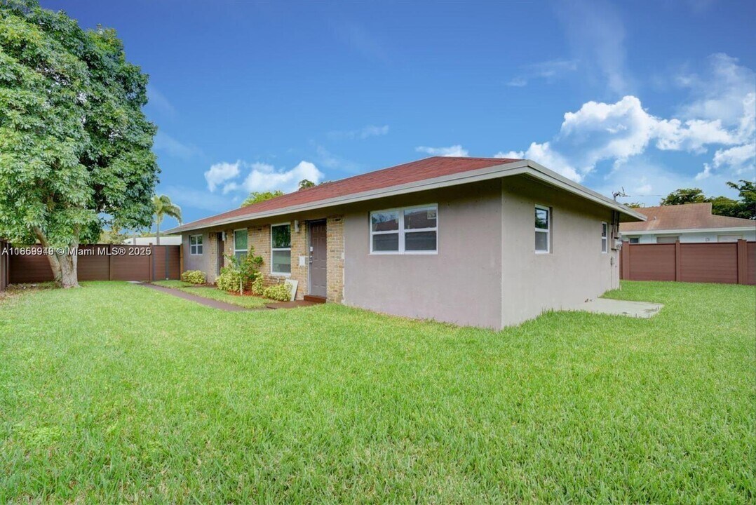 2203 NE 3rd Ave in Delray Beach, FL - Building Photo