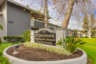 Briarwood Apartments in Tustin, CA - Foto de edificio - Building Photo