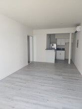 The Century Village (9910 S Village Dr) in Inglewood, CA - Foto de edificio - Interior Photo