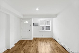 1 Ash Pl in Great Neck, NY - Building Photo - Building Photo