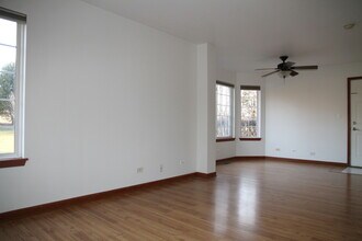 694 Lincoln Station Dr in Oswego, IL - Building Photo - Building Photo