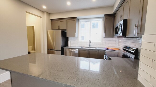 2072 Wonnacott Way SW in Edmonton, AB - Building Photo - Building Photo