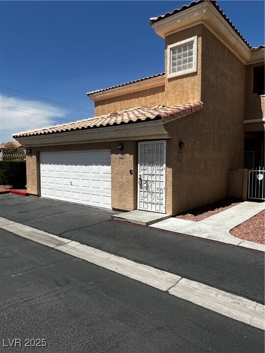 6905 Cobre Azul Ave in Las Vegas, NV - Building Photo