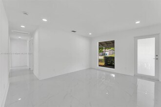 1390 SW 50th Ave in Fort Lauderdale, FL - Building Photo - Building Photo