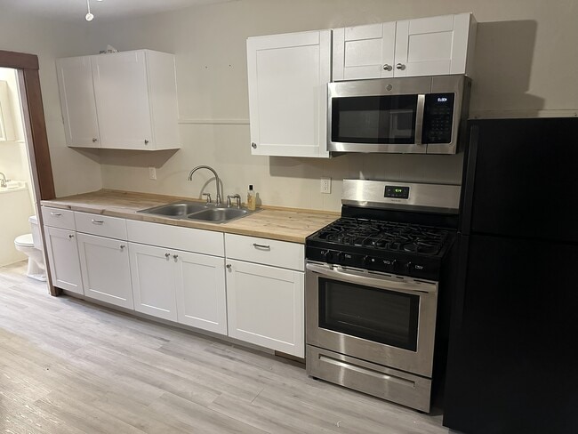 32 Highland Ave, Unit Unit 2L in Chicopee, MA - Foto de edificio - Building Photo