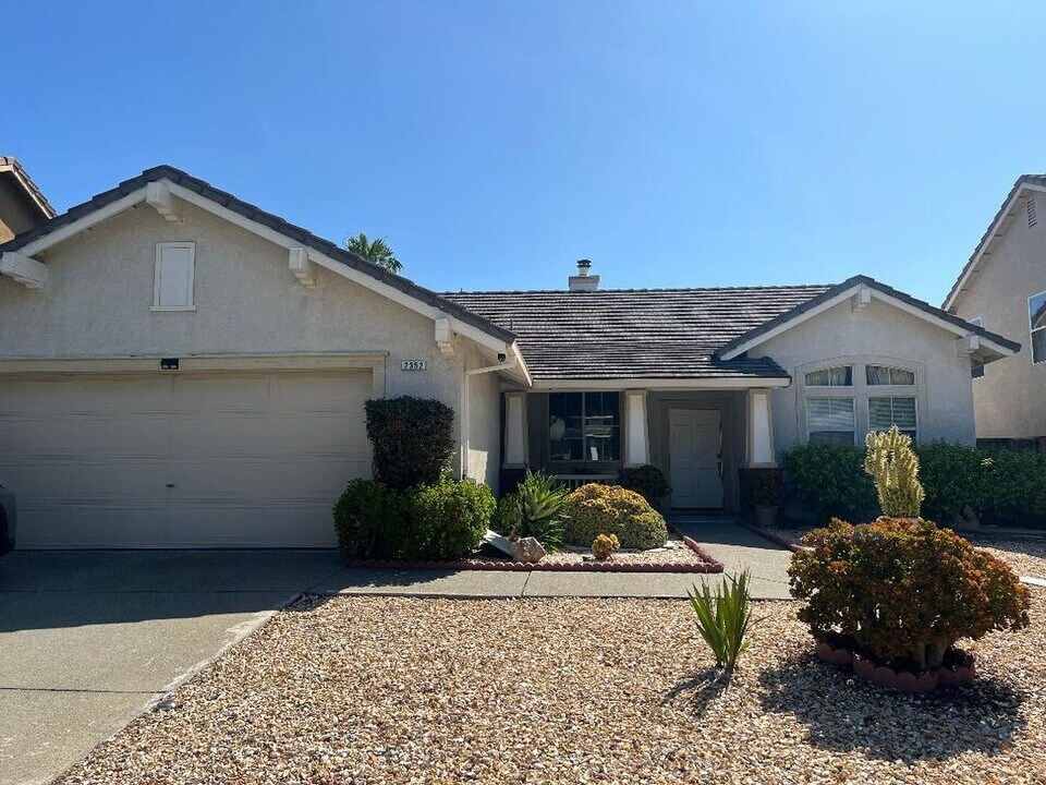 2352 Whitetail Dr in Antioch, CA - Building Photo