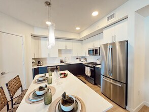 19695 NE 23rd Ct, Unit B in Miami, FL - Foto de edificio - Building Photo