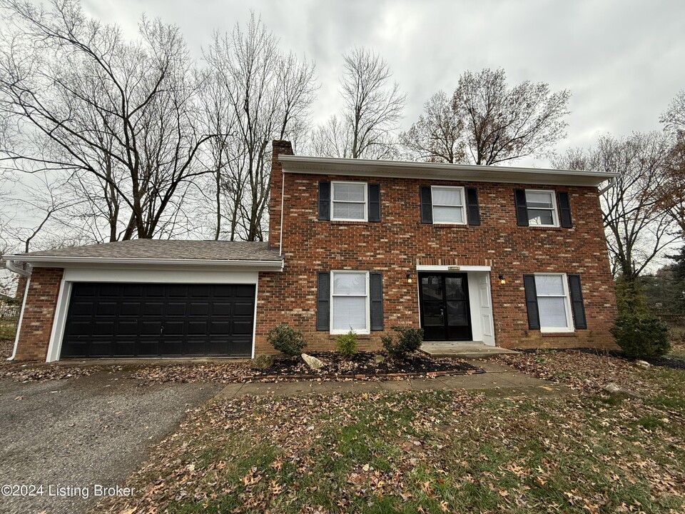 10410 Foxboro Dr in Louisville, KY - Building Photo