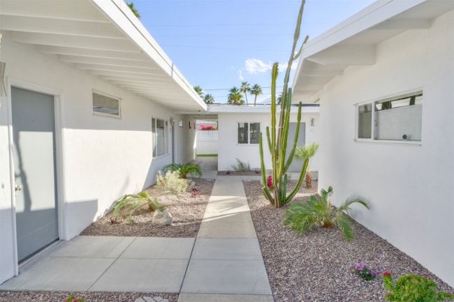 975 E Camino Parocela in Palm Springs, CA - Building Photo - Building Photo