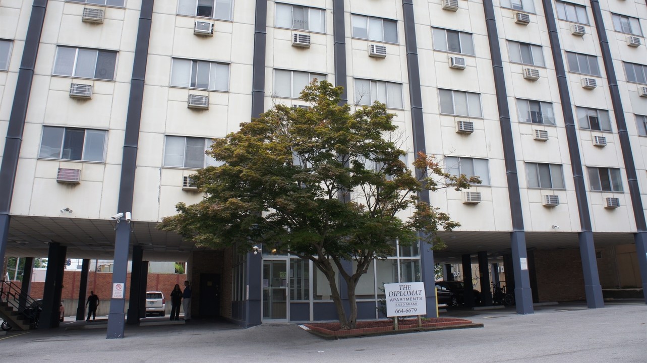 The Diplomat Apartments in St. Louis, MO - Foto de edificio