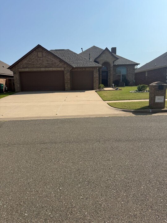 10924 SW 30th Terrace in Yukon, OK - Building Photo