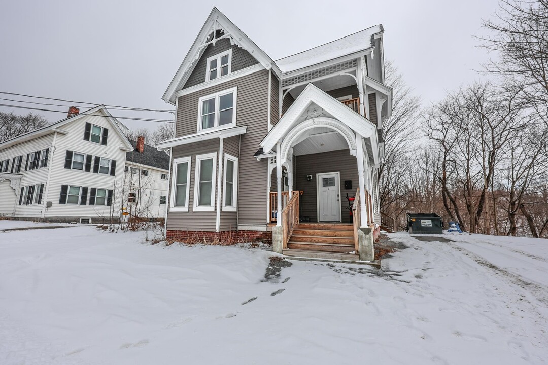 40 W Main St in Hillsborough, NH - Building Photo